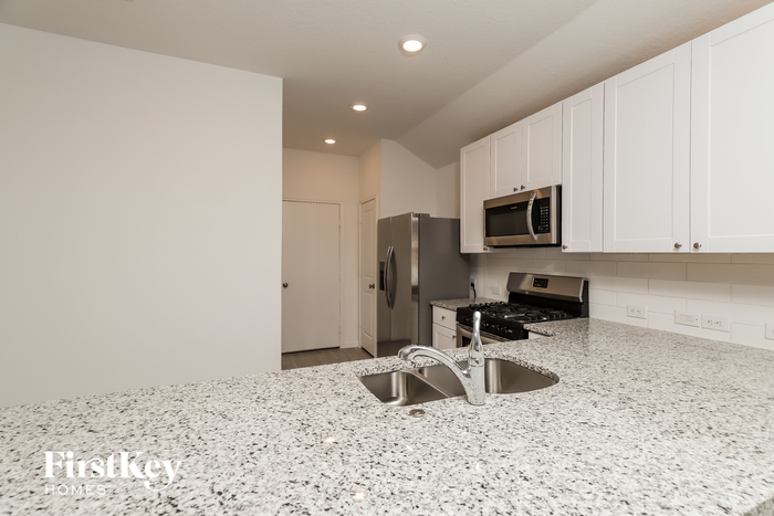 Building Photo - 10710 Vinateros Dr