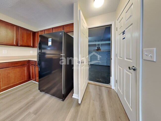 Building Photo - 10654 Sinclair Dr