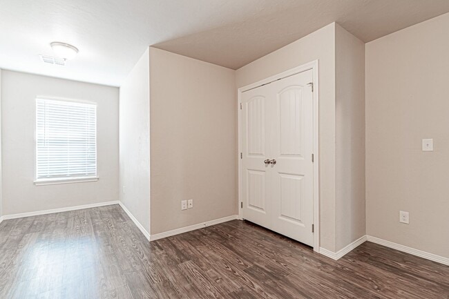 Building Photo - Buena Vida awaits for you!