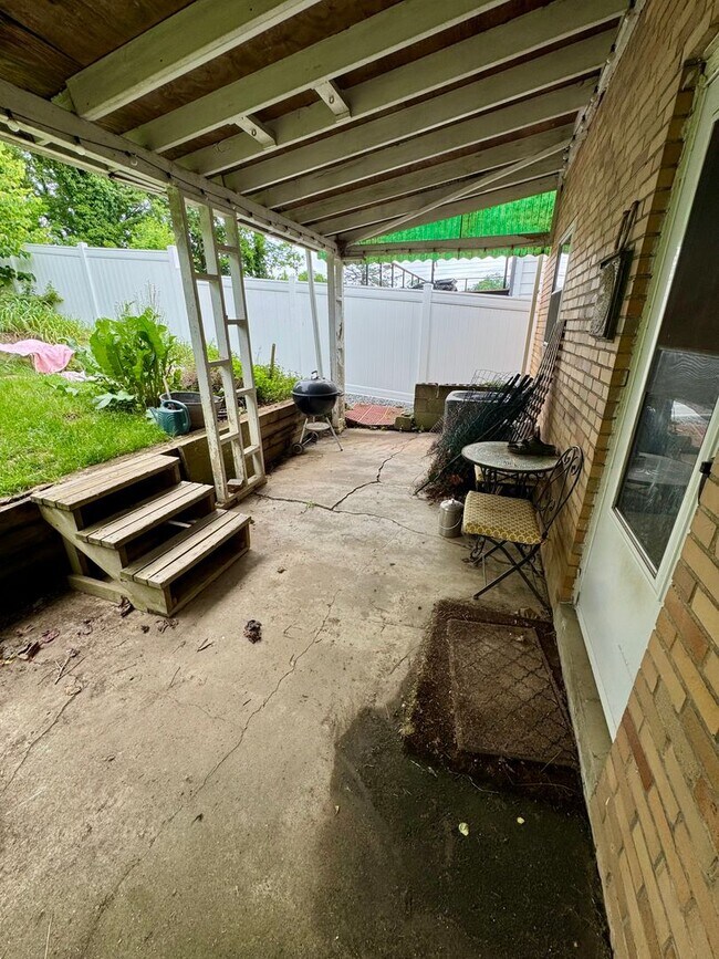 Building Photo - Charming 2 Bed 1 Bath in Beechview!