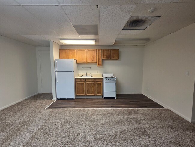 Building Photo - 2 Bed Apartment in the Heart of Golden!