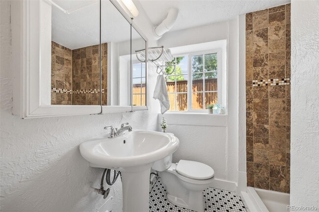 Building Photo - "Spacious 5-Bedroom Gem with Hardwood Floors & Cozy Fireplace in Denver's Heart!"