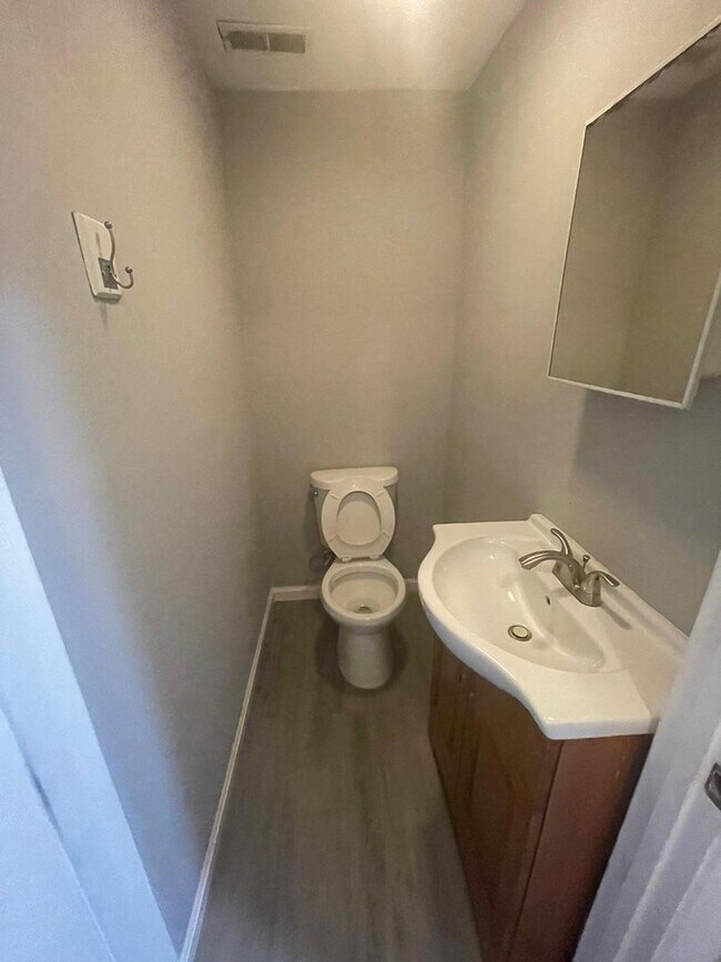 Building Photo - Recently Renovated 3 Bed 1.5 Bath Ready To Move In ASAP