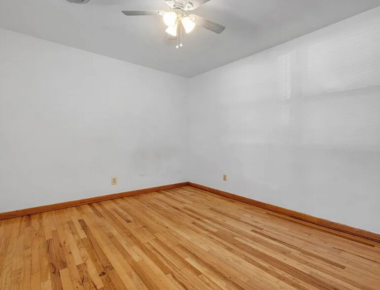 Building Photo - 123 Columbia Dr