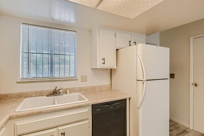 Building Photo - 5957 Vegas Dr