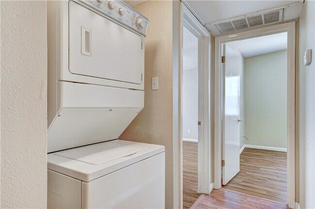 Building Photo - UT condo for lease