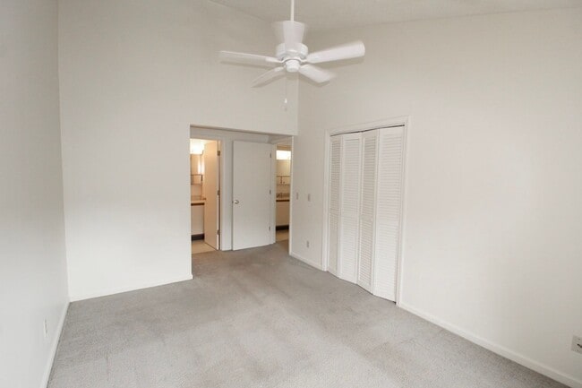 Building Photo - Stunning 2-Bedroom Condo for Rent on Blue ...