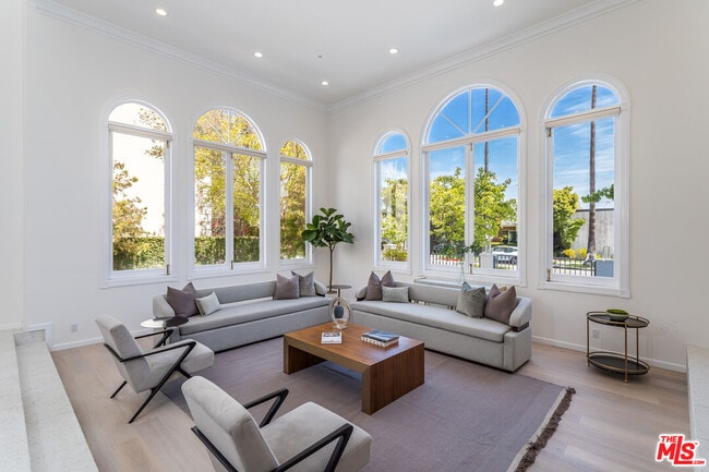 Primary Photo - 107 N Doheny Dr