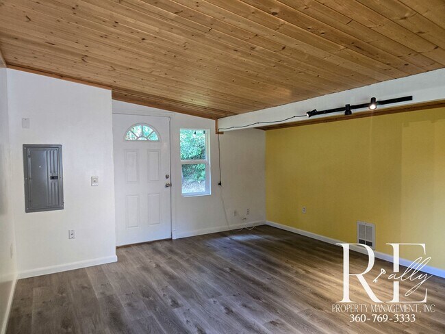 Building Photo - Spacious Port Orchard Home with Acreage, H...