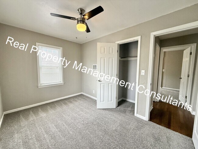 Building Photo - 2 Bed 1 bath lower- level apartment in North Kansas City!