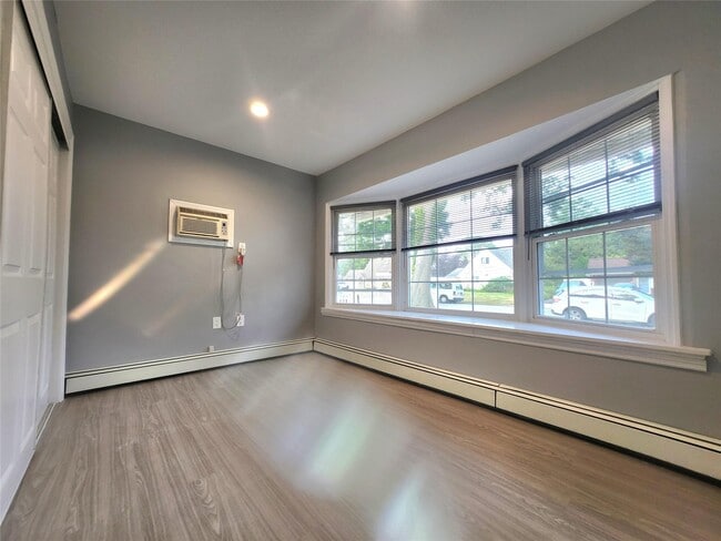 Building Photo - 18 Bamboo Ln