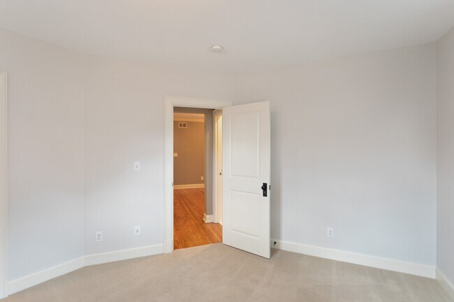 Building Photo - 1601 Spring Dr