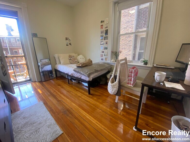 Building Photo - 1589 Beacon St