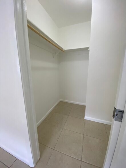 Building Photo - 513 SE 24th Ave