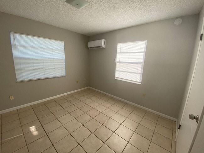 Building Photo - 2 Bedroom 1 Bath Duplex in Lakeland for RENT!