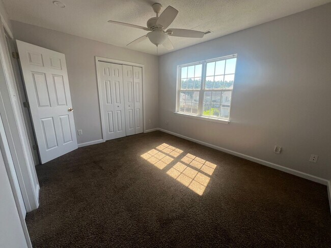 Building Photo - Lovely two bedroom, two and a half bathroom end unit townhouse that is centrally located. The liv...