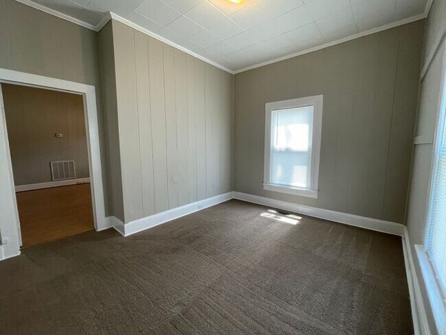 Building Photo - UNCG area with 3 bedrooms and 1 bath, Cent...