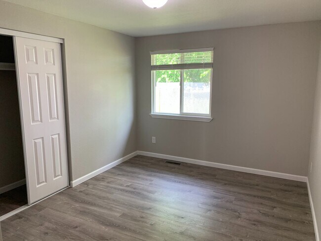 Building Photo - Gro01 - Campbell Dr Se