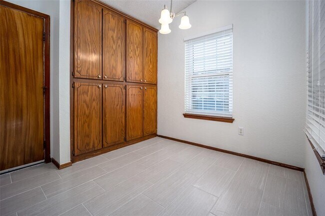 Building Photo - 2605 Pennington Ave