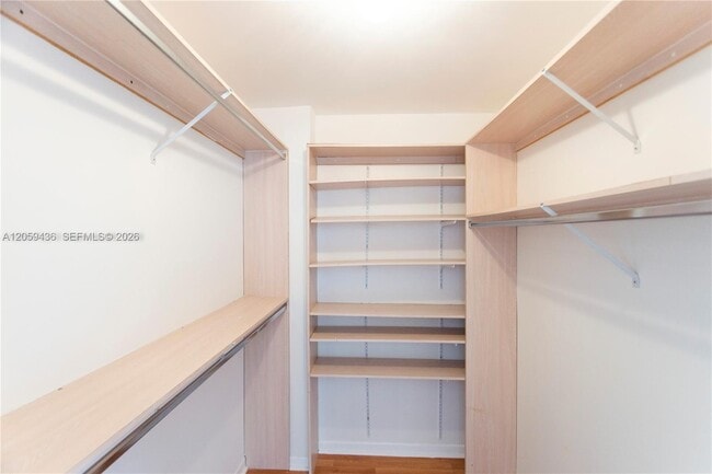 Building Photo - 1420 Brickell Bay Dr