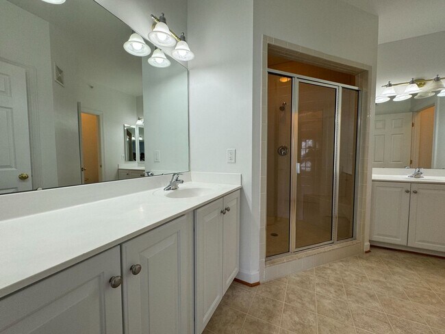Building Photo - Stunning 3 Bed 2.5 Townhome In Amenity-Ric...