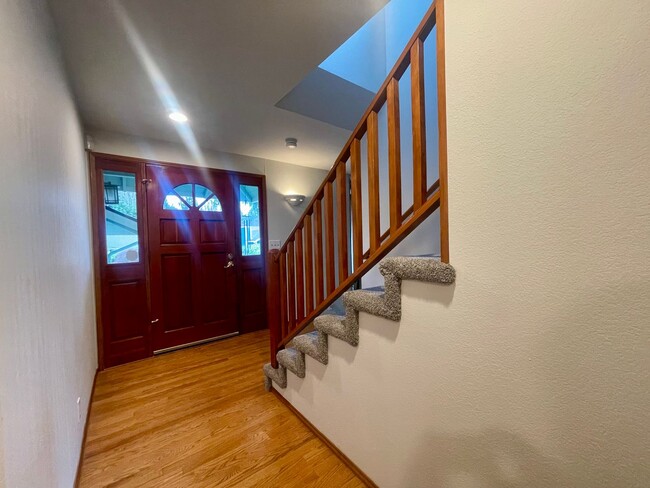 Building Photo - 4 bedroom, 2.5 Bath House in Mukilteo, $3995 per month