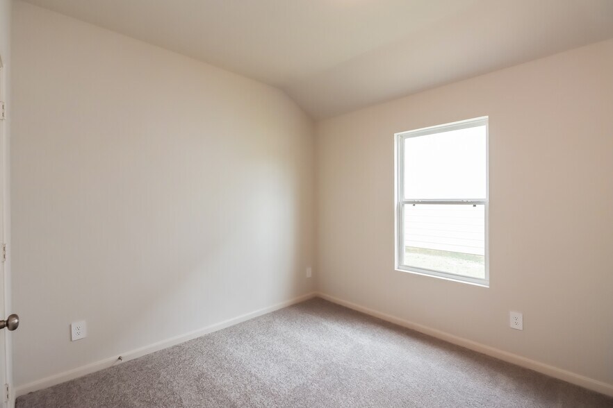 Building Photo - 5516 Fox Blf Dr