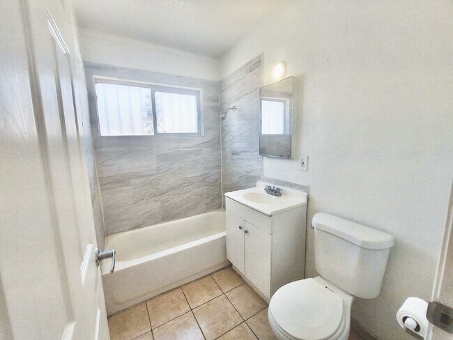 Building Photo - North Las Vegas Gem: 1-Bedroom, 1-bath Uni...