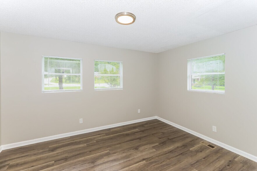 Building Photo - 300 Clairmont Dr