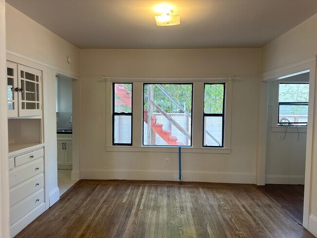 Building Photo - 423 49th St