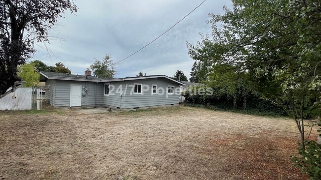 Building Photo - Spacious 4 BD | 2 BA with Backyard - Glads...