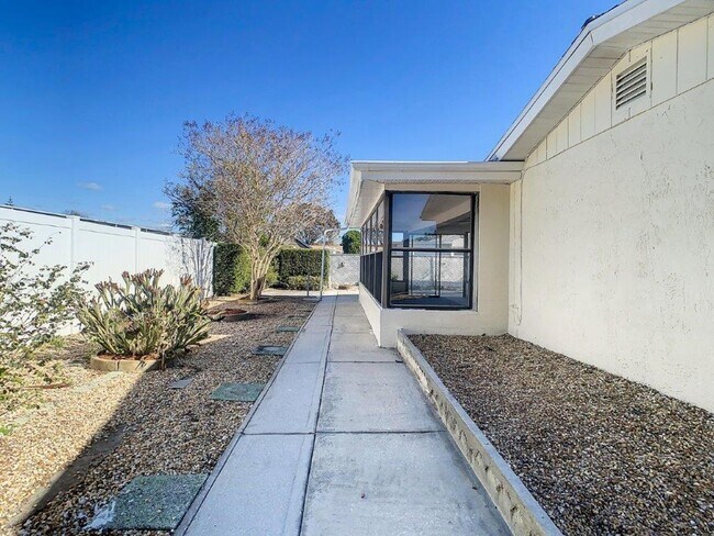 Building Photo - True 3 bed/2 bath/1400+ Sq. Ft. home with Large open floorplan, and a HUGE enclosed porch!!