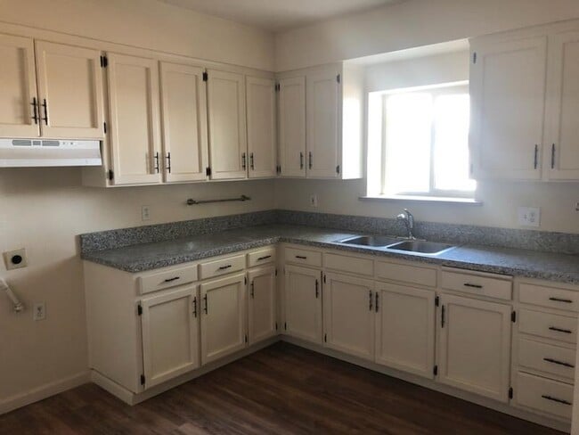 Building Photo - 6939 E Kings Canyon Rd