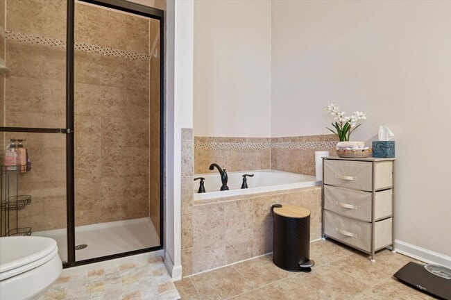 Building Photo - Stunning Town Home in Pike Creek