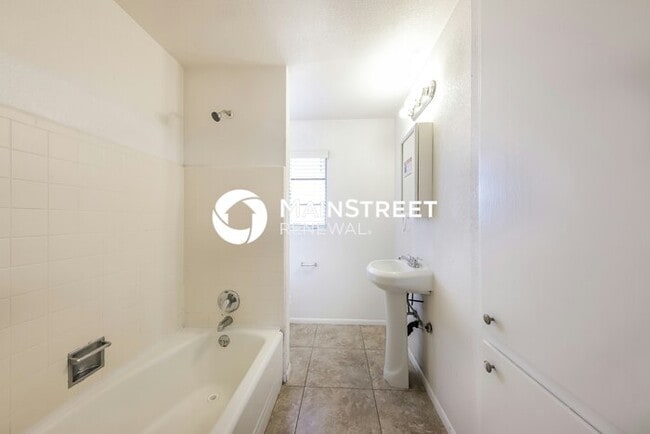 Building Photo - 2 Bedroom Pet-Friendly Home in Phoenix, AZ with Main Street Renewal