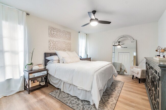 Building Photo - 1813 Chinaberry Dr