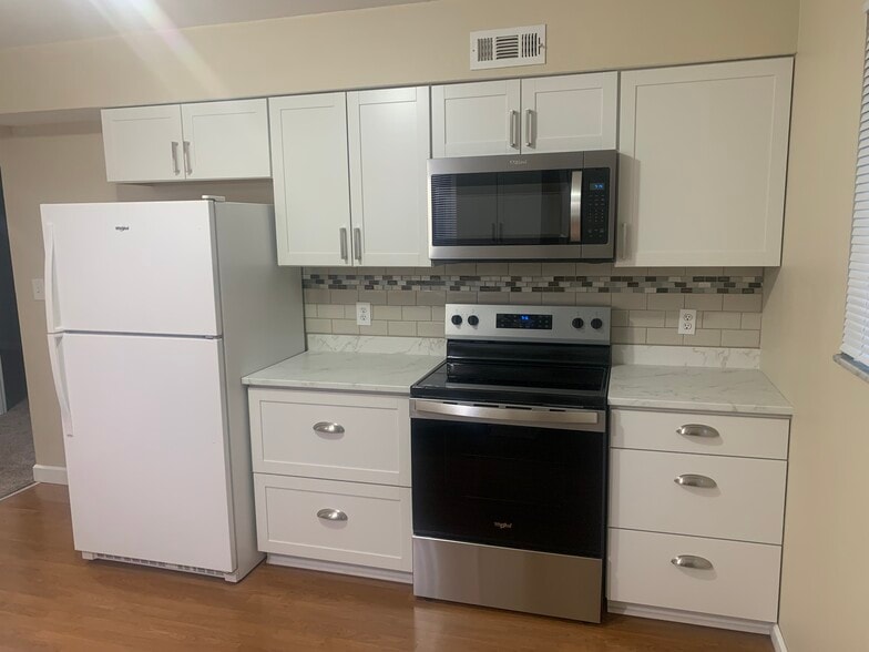 Kitchen II - 433 Mason St