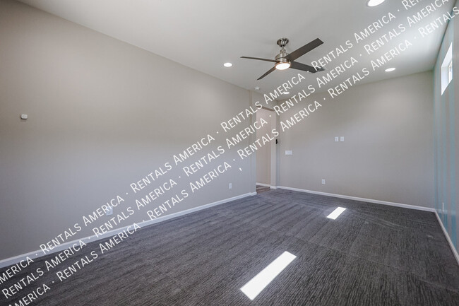 Building Photo - 3090 S Jasmine Dr