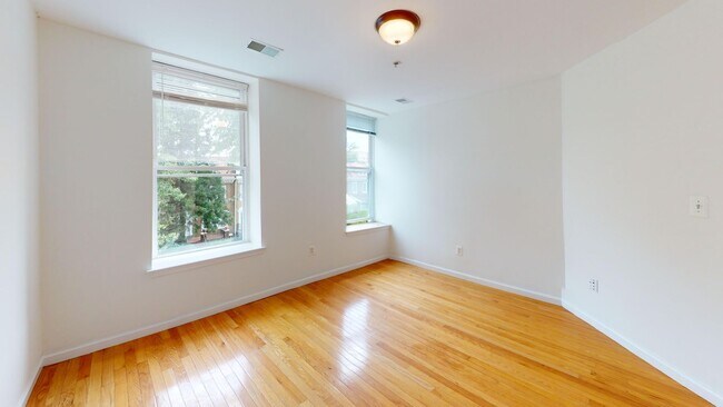 Building Photo - Newly Available Three Bedroom Condo in Col...