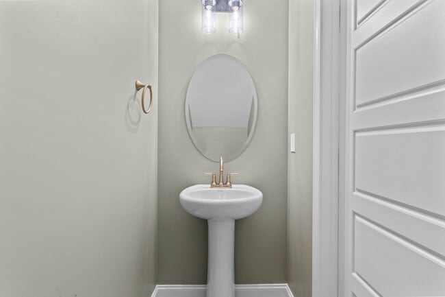 Building Photo - 243 Susan Lynn Dr