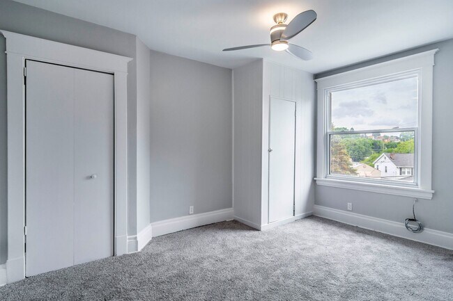 Building Photo - Stunning 4 bedroom home in Beechview available August 1!