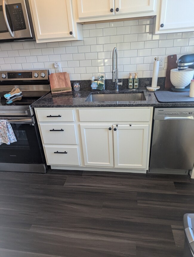 Building Photo - 809 E 52nd St