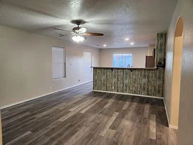 Building Photo - This newly renovated 3 bedroom, 2 bathroom...