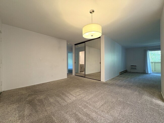 Building Photo - Spacious Updated 2 Bed / 2 Bath Condo with A/C, Huge Balcony & Community Pool
