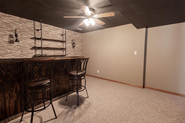 Building Photo - 1302 Look Out Ct