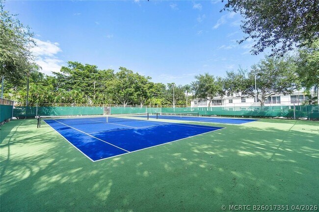 Building Photo - 6475 Bay Club Dr