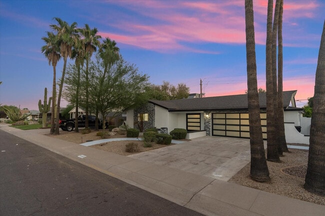 Building Photo - 8525 E Clarendon Ave