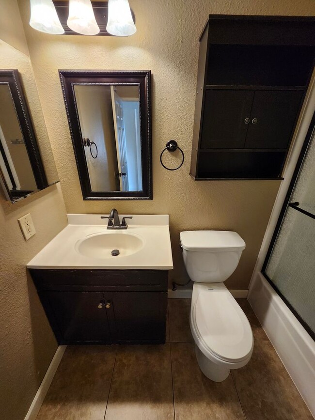 Building Photo - Inviting 3-Bedroom Home