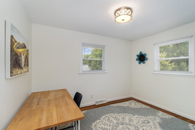 Building Photo - 205 Sunset Dr