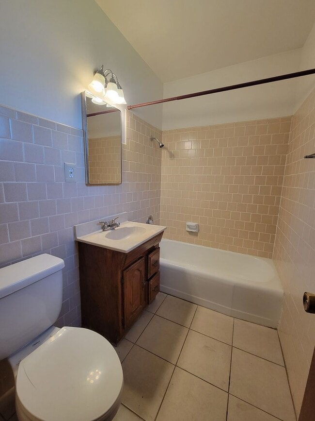 Building Photo - Beautiful 3 Bed, 3 Bath Home in El Centro!